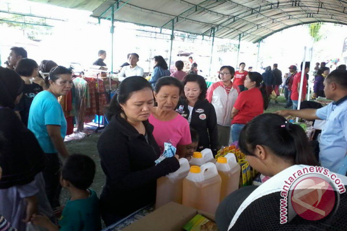 Masyarakat Palu berjubel di pasar murah lebaran