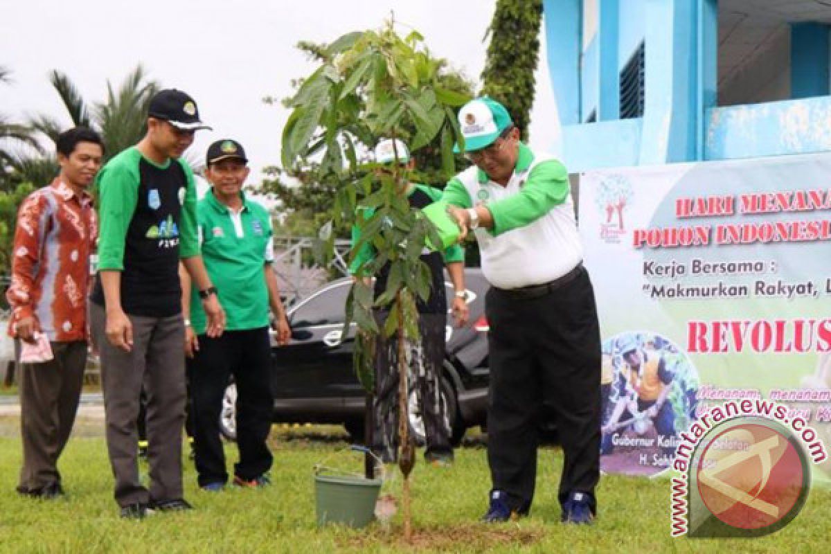 HSS Tanam Pohon Hijaukan Kota Kandangan