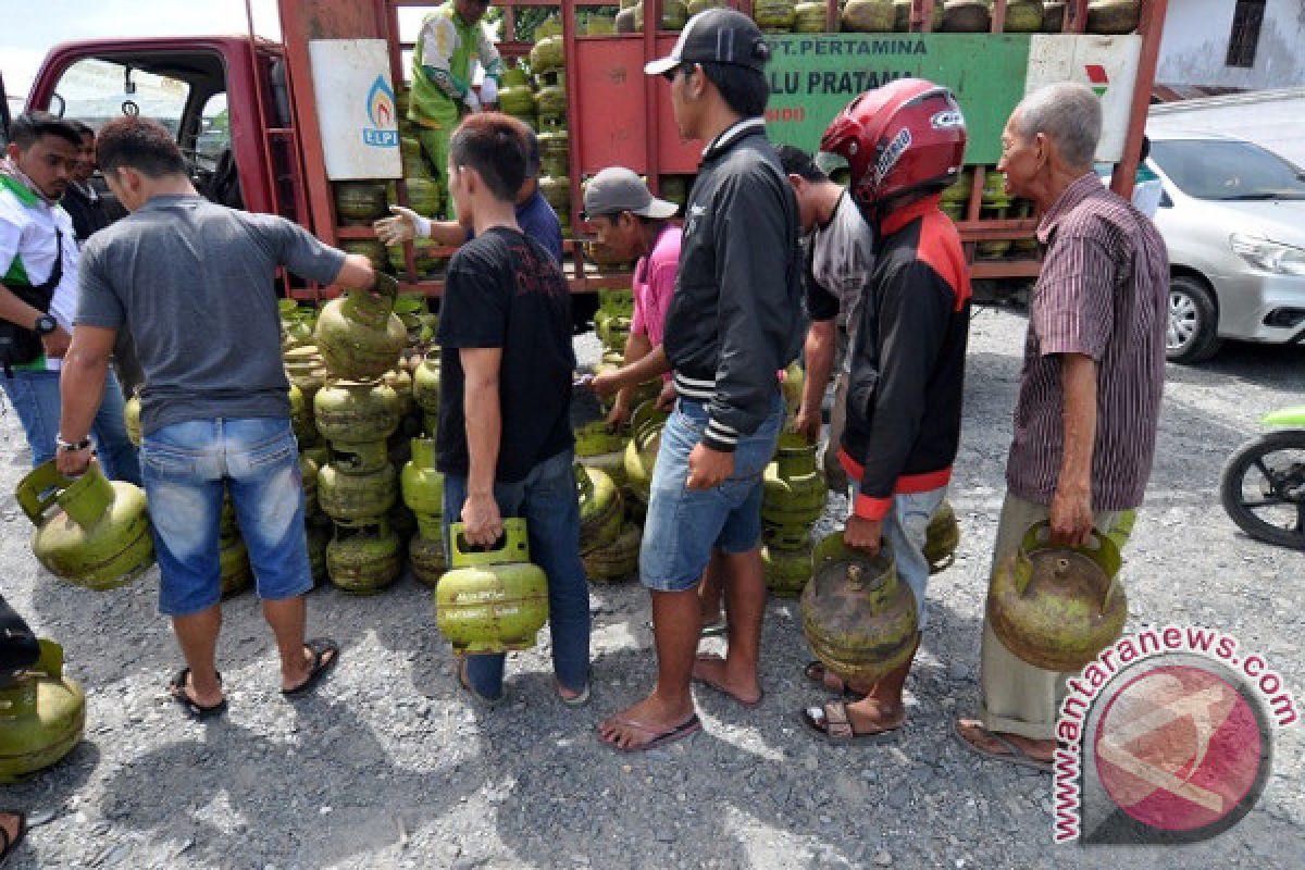 Warga Kota Palu antre  elpiji subsidi di pasar murah