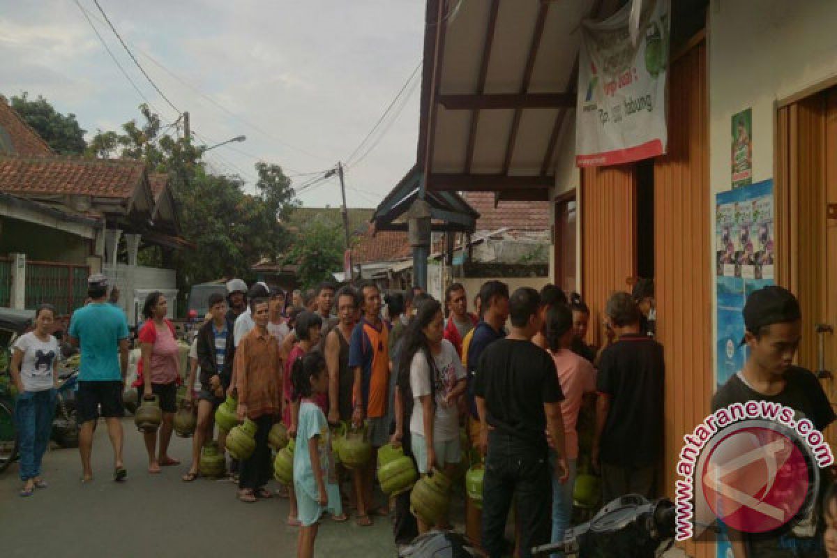 Demi Dapatkan Elpiji Bersubsidi, Warga Bogor Rela Antre (Video)