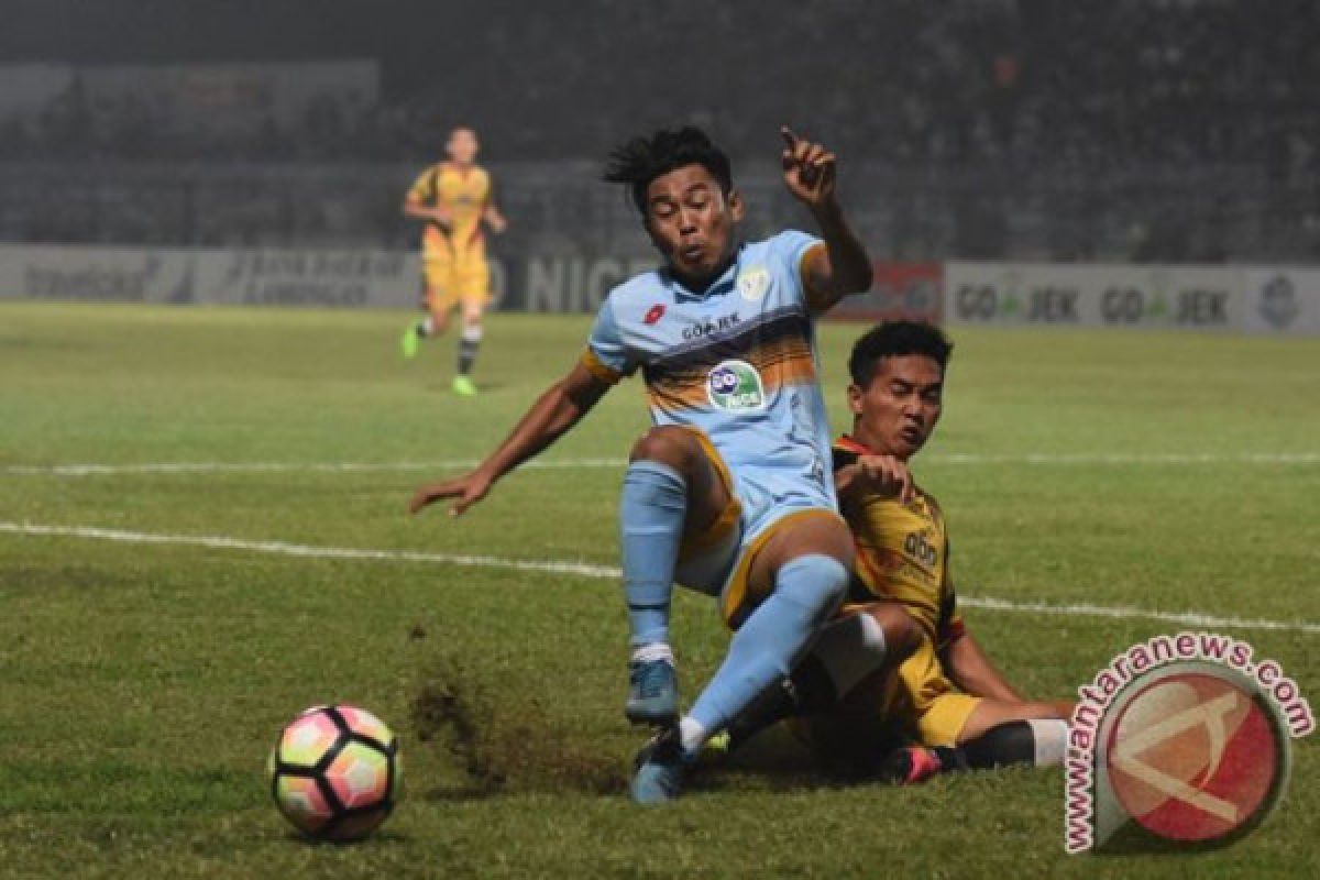 Pemain anyar Borneo Edy Gunawan cedera saat latihan