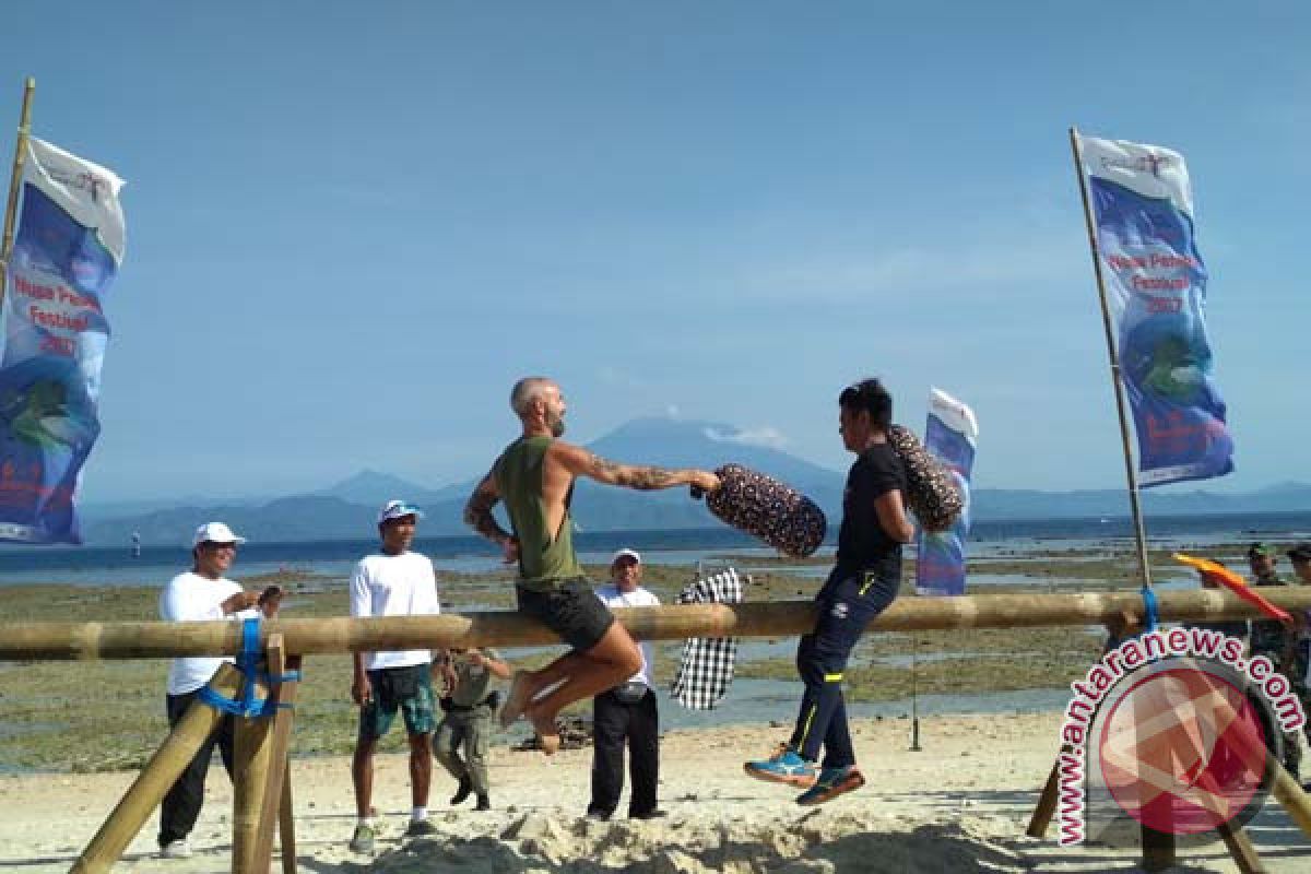 Wisatawan Main Gebug Bantal di Pantai Mahagiri-Nusa Penida