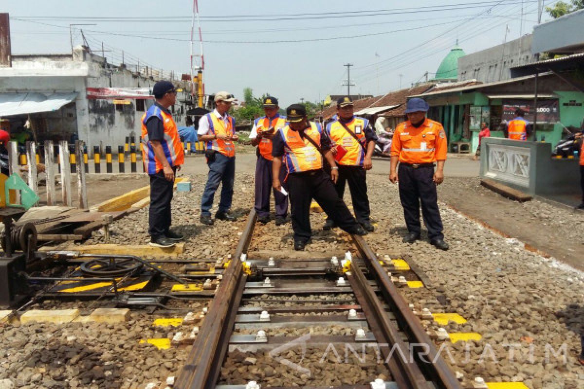 Daop 9 Inspeksi Jalur Kereta Pasuruan-Jember Jelang Natal