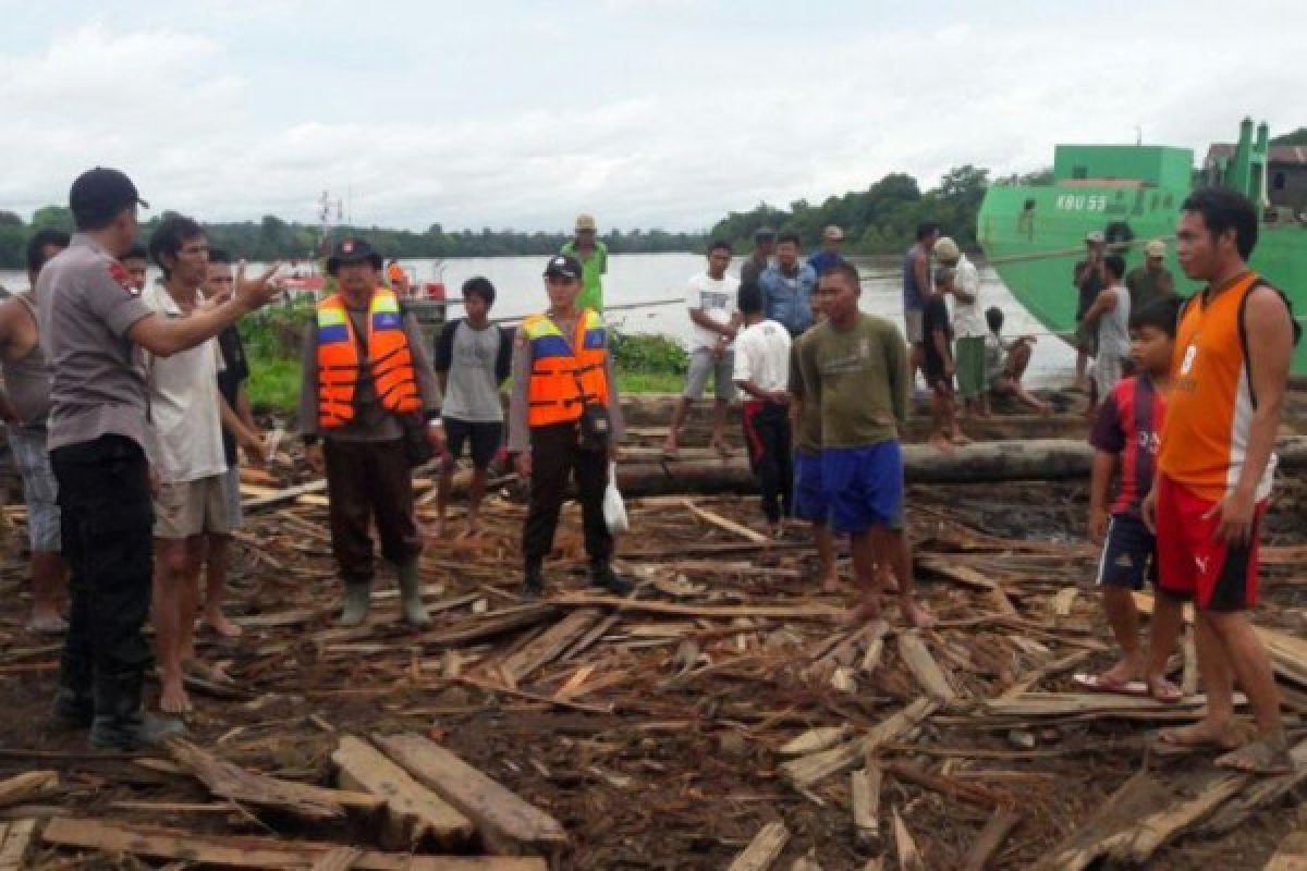 Waduh! Kelotok Tabrak Tongkang di Sungai Barito