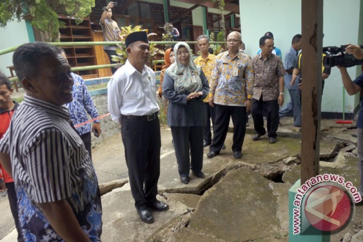 Upaya mitigasi, BPBD Pacitan siagakan personel di objek wisata pantai