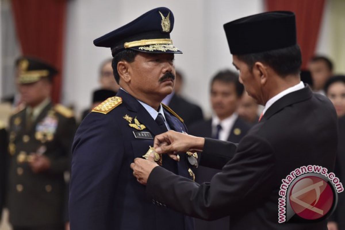 President inaugurates Marshal Hadi Tjahjanto as military chief