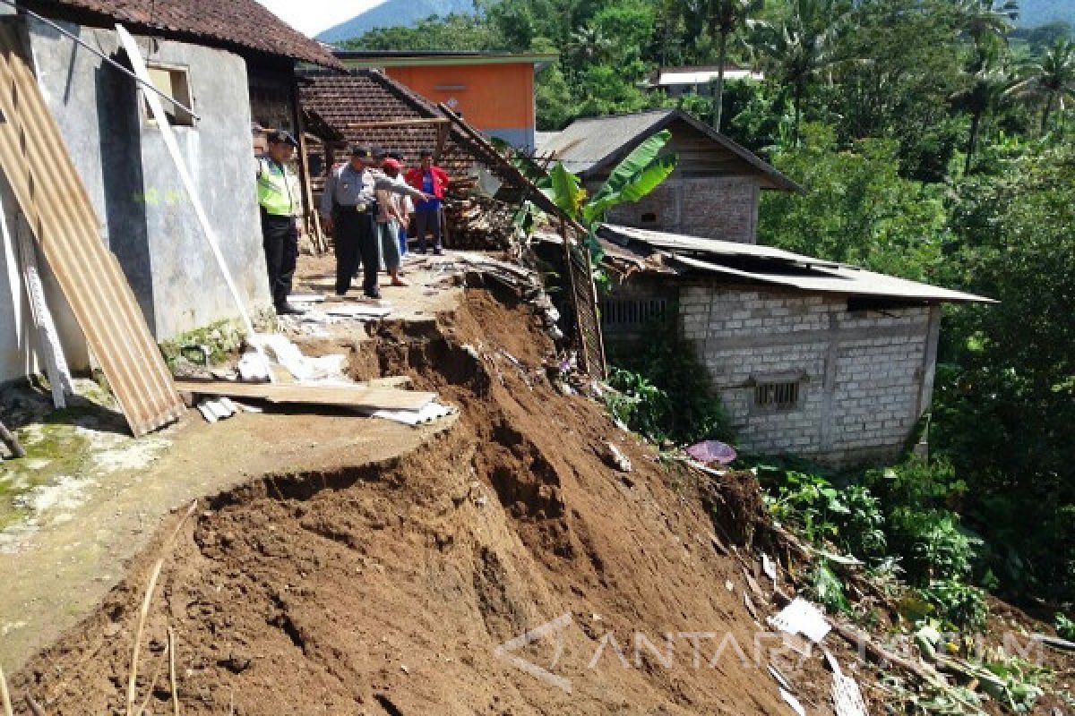 Satu Keluarga di Blitar Terluka Setelah Tertimpa Tembok Ambruk      