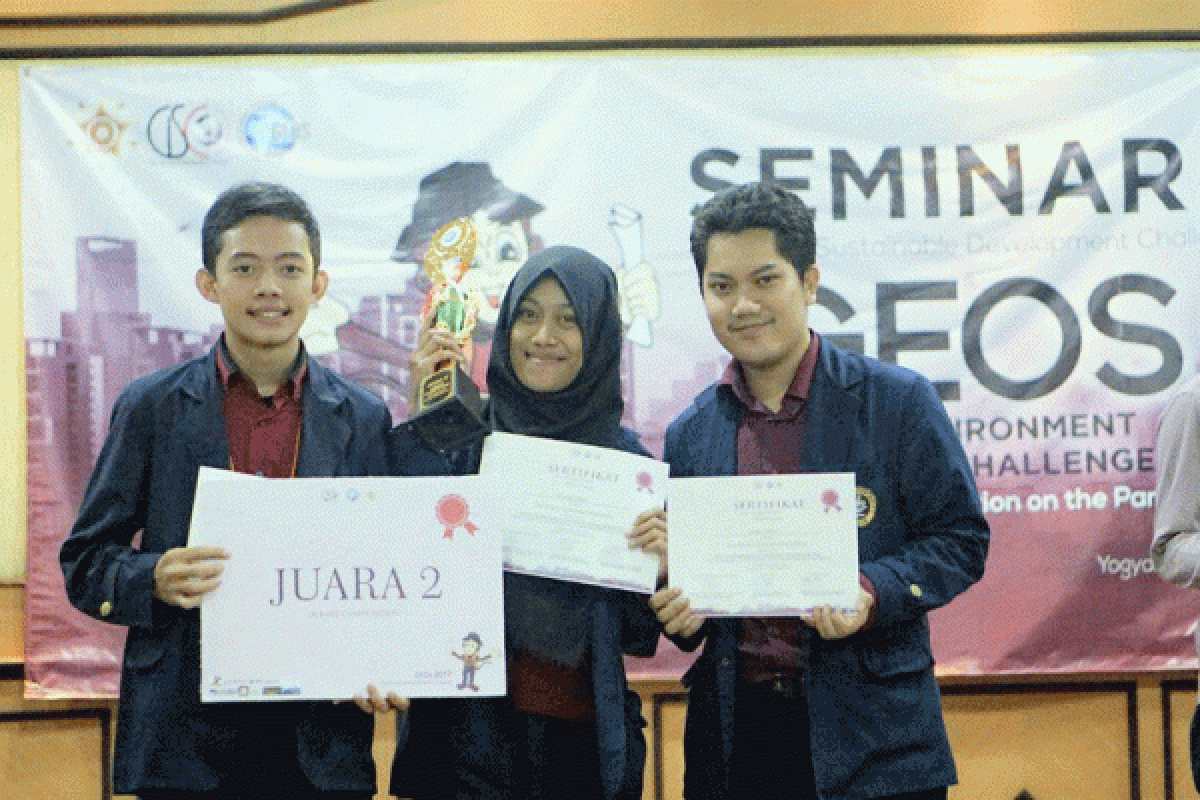 Bela Ojek Online Mahasiswa IPB Raih Juara Kompetisi Debat Nasional Geo-Environment