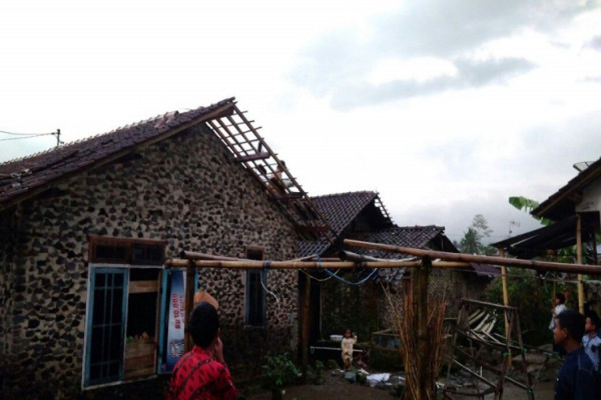 Puluhan Rumah Rusak Diterjang Puting Beliung di Wonosobo