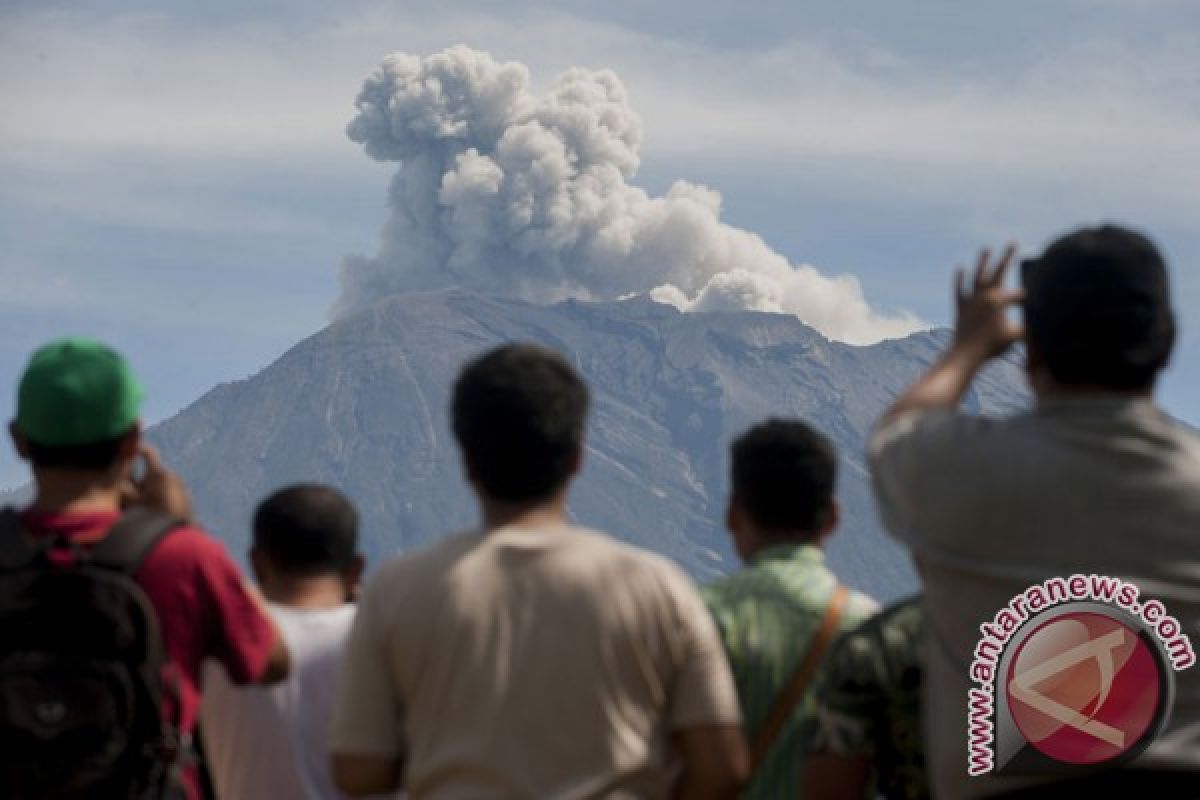 Gunung Agung meletus lagi, tapi tak membahayakan