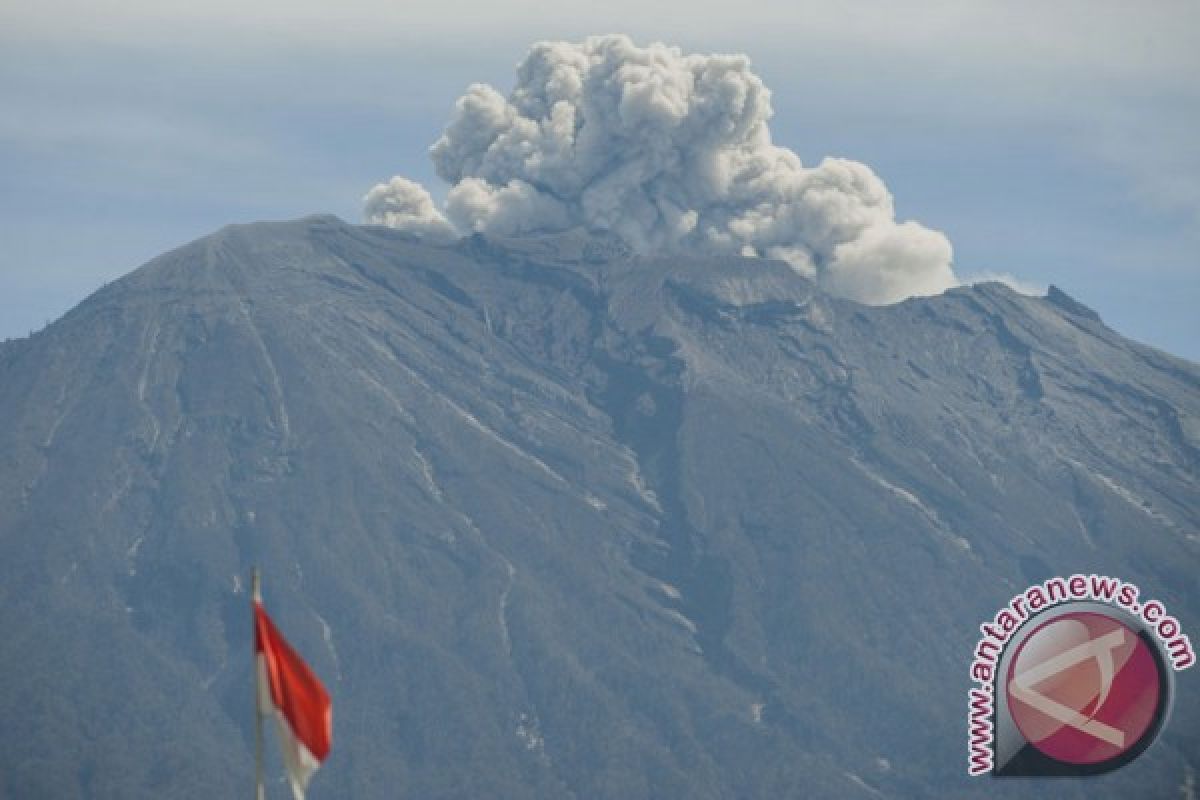 Gunung Agung semburkan asap 2.500 meter