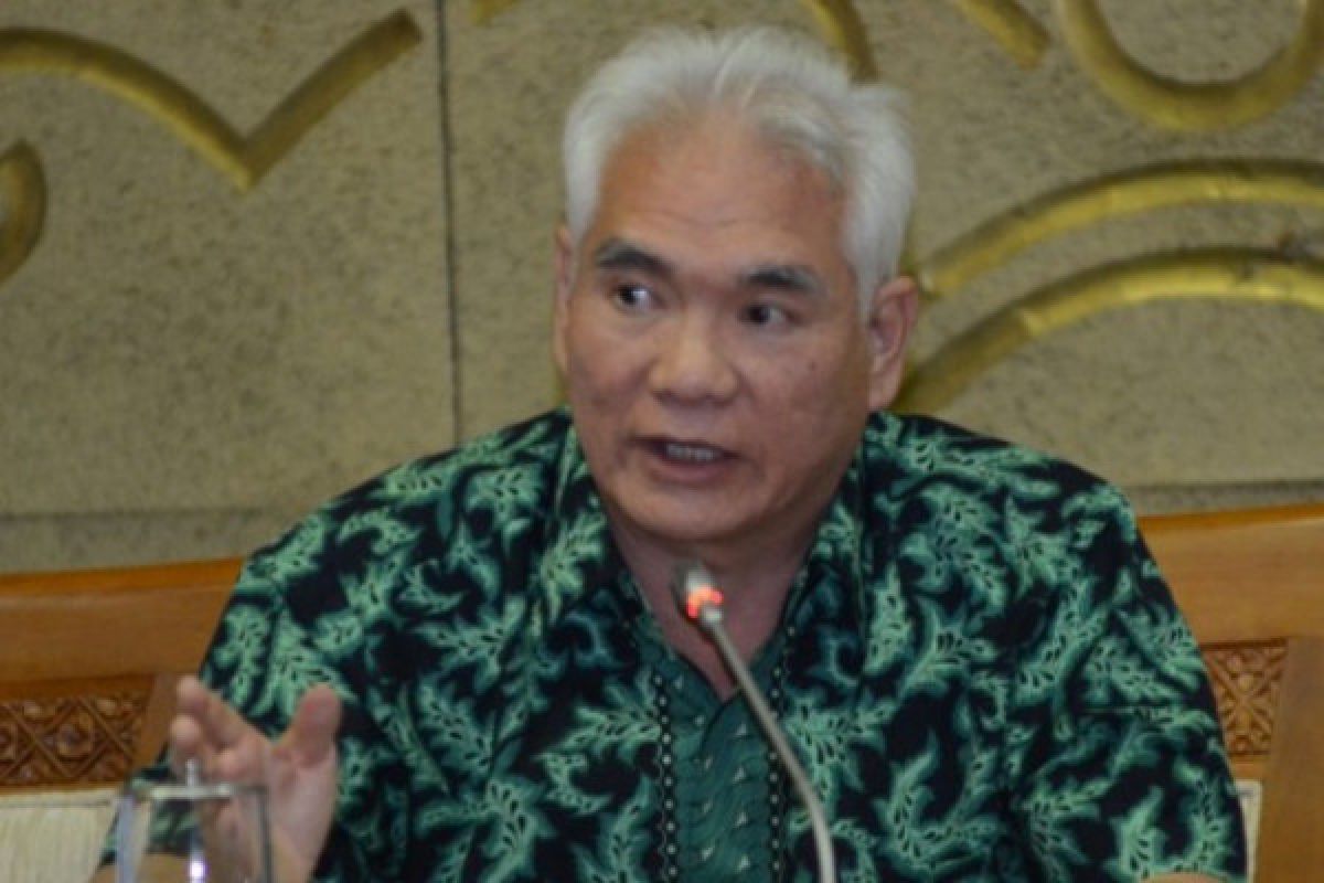 Legislator Senayan minta warga Biak Numfor awasi distribusi BBM 