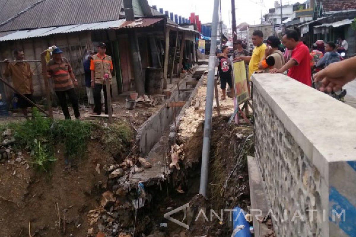 BPBD Bojonegoro Terus Pantau Tanah Longsor Dekat Jembatan