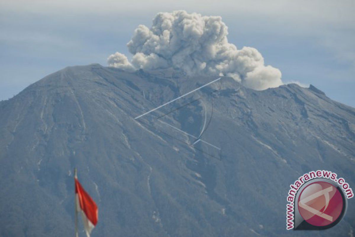 Gunung Agung Kembali Erupsi Semburkan Asap 2.500 Meter
