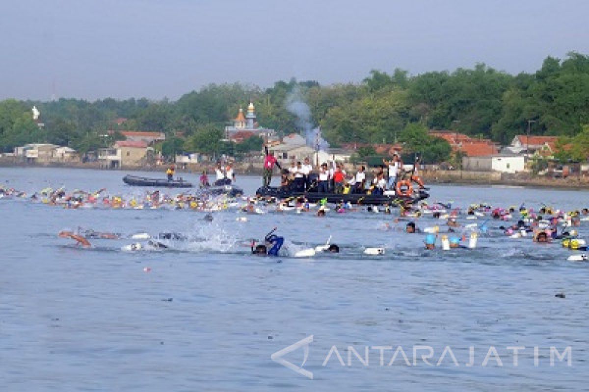 458 Peserta Ikuti Lomba Renang Selat Madura 