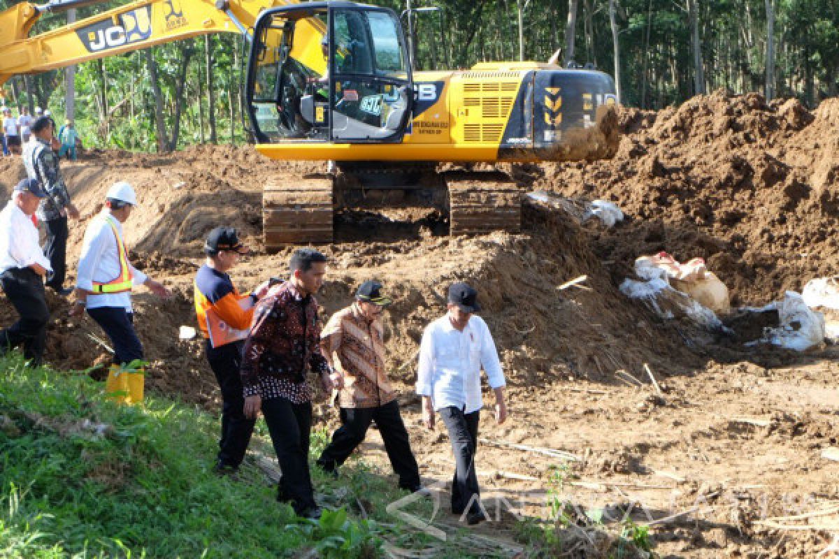 Jokowi Targetkan Kerusakan Infrastruktur Pacitan Akibat Banjir Selesai Akhir Desember (Video)