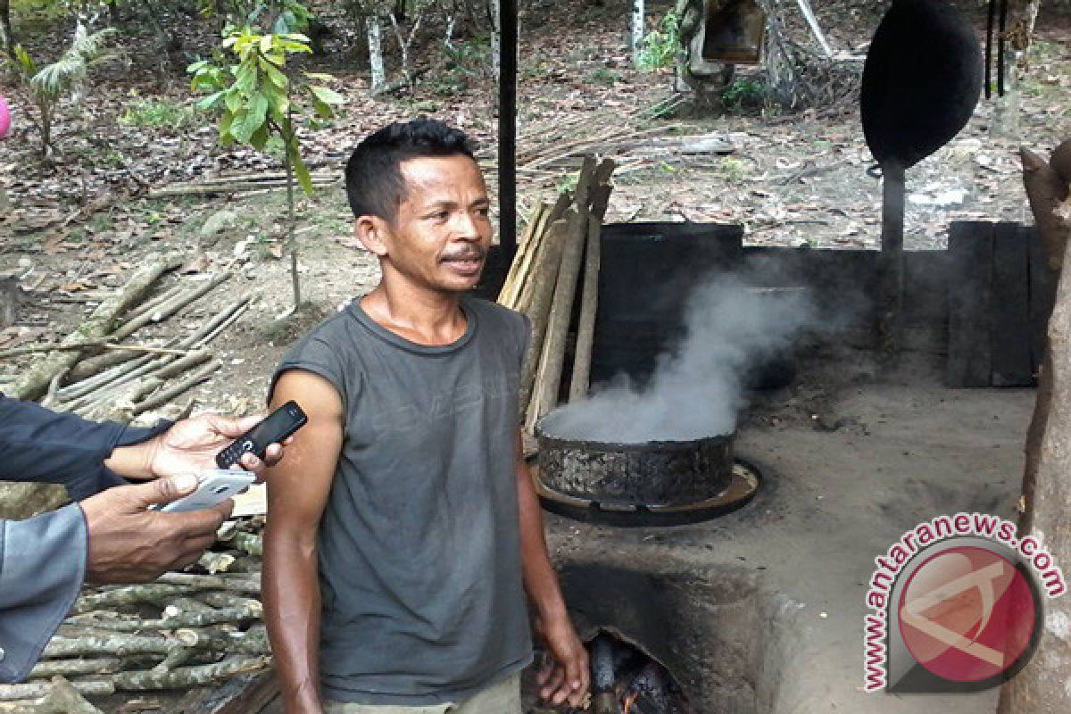  Warga Desa Tuva Tambahan Penghasilan Gula Merah 