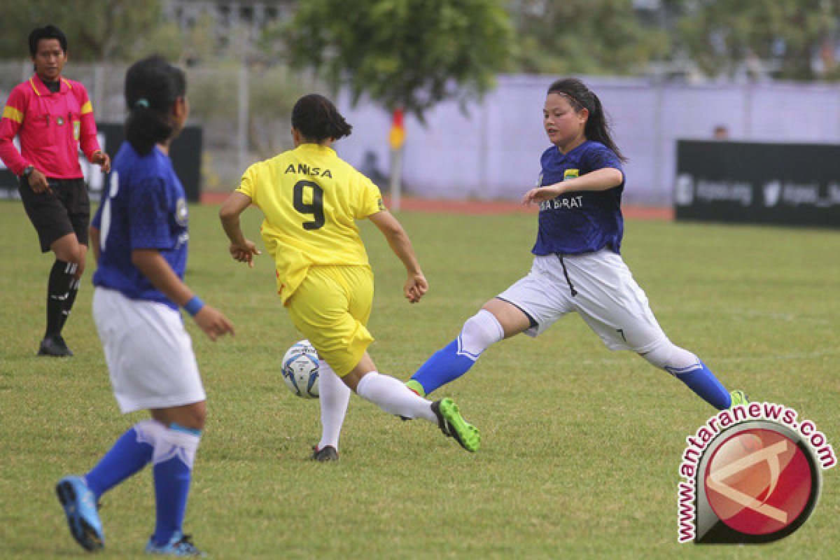 Timnas sepak bola putri TC di Palembang