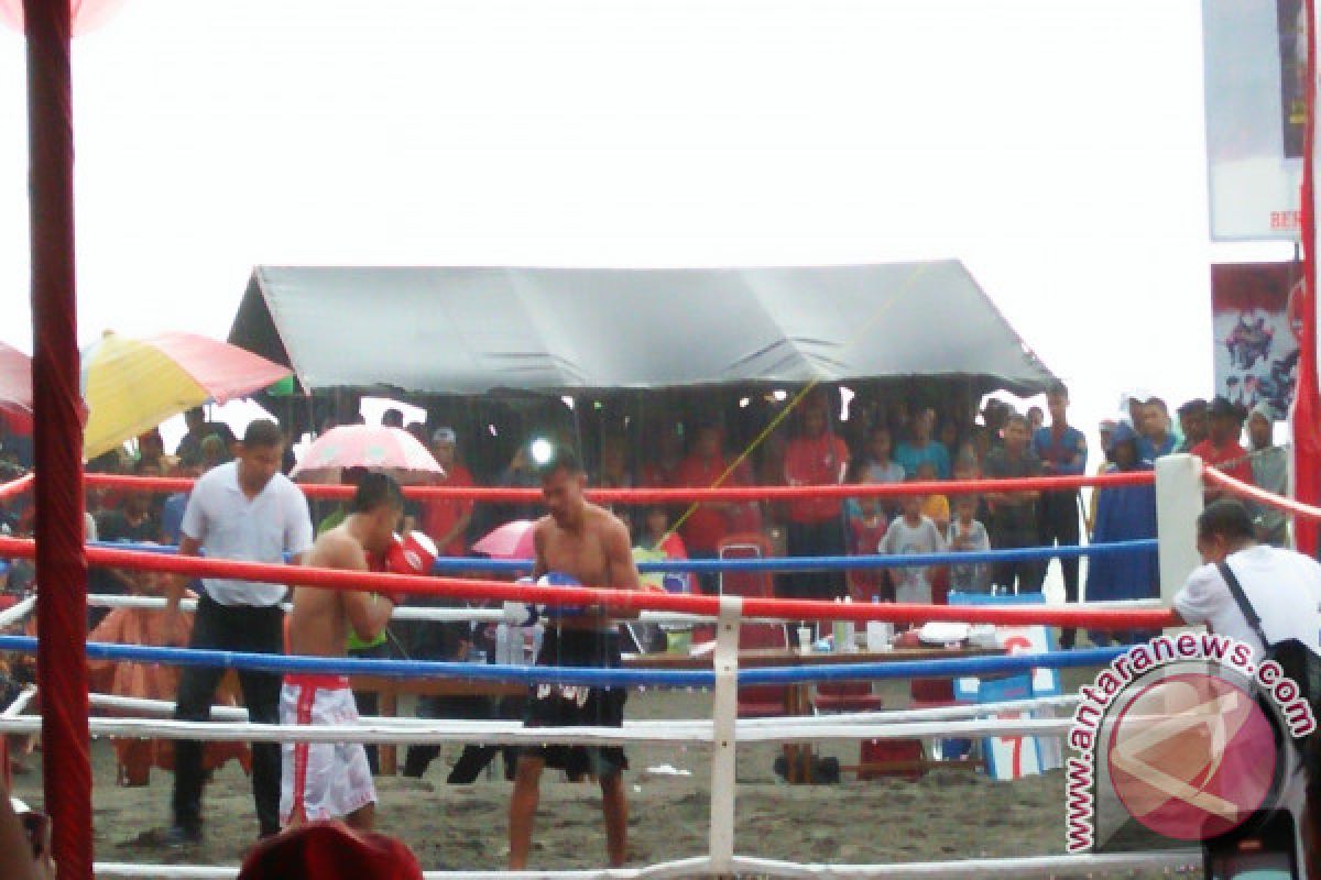 Ramli Pasaribu Juara Tinju Pantai Profesional Pariaman