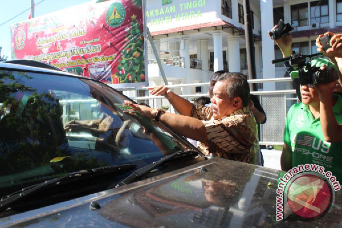 Pembagian Stiker berantas korupsi Peringatan HAKI di Manado 