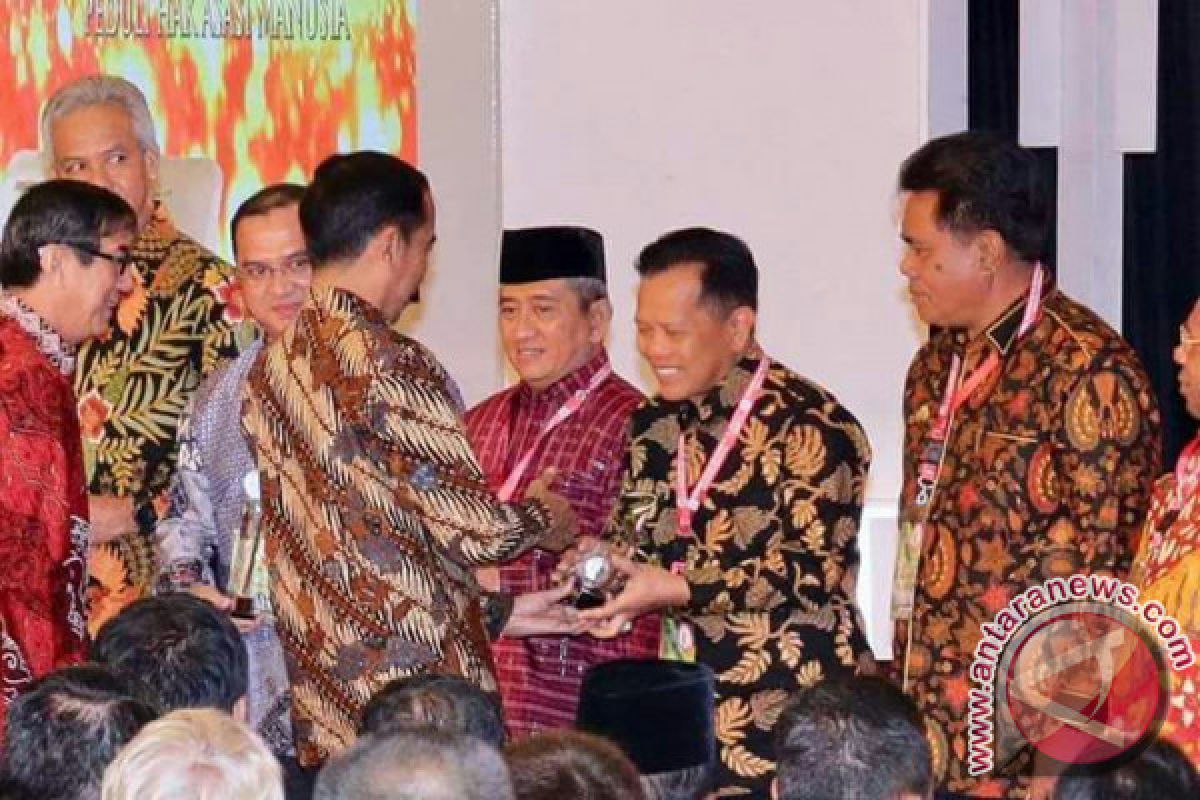 Presiden Serahkan Penghargaan Kemenkumham Kepada Bupati Tapin