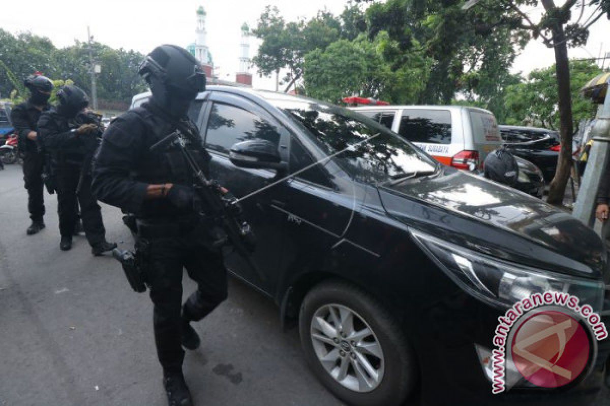 Three Suspected Terrorists Arrested in E Java