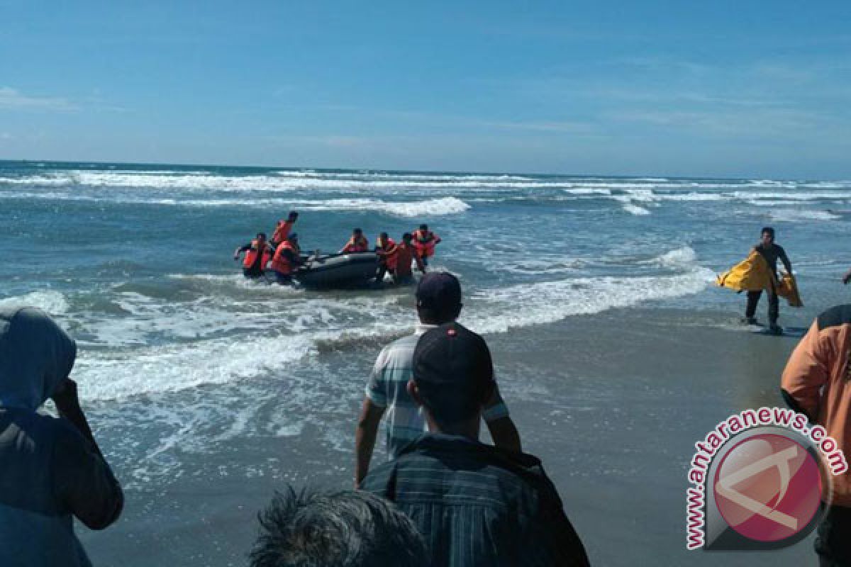 Tim Cari Dua Pelajar Tenggelam Di Pantai Teluk Sepang