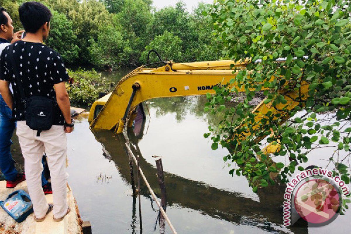 Alat Berat Proyek Normalisasi Banjir Tanjungpinang Tenggelam