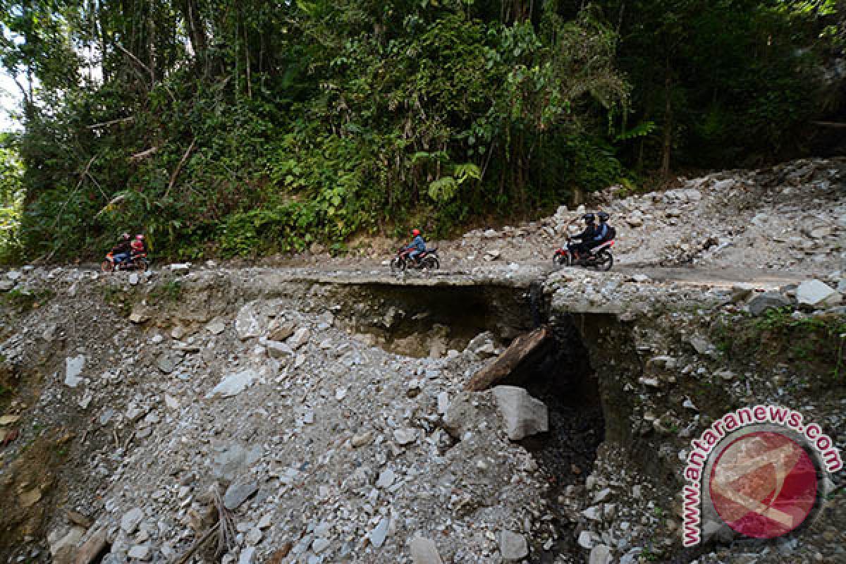 Jalan ke Lindu kembali tertutup longsor