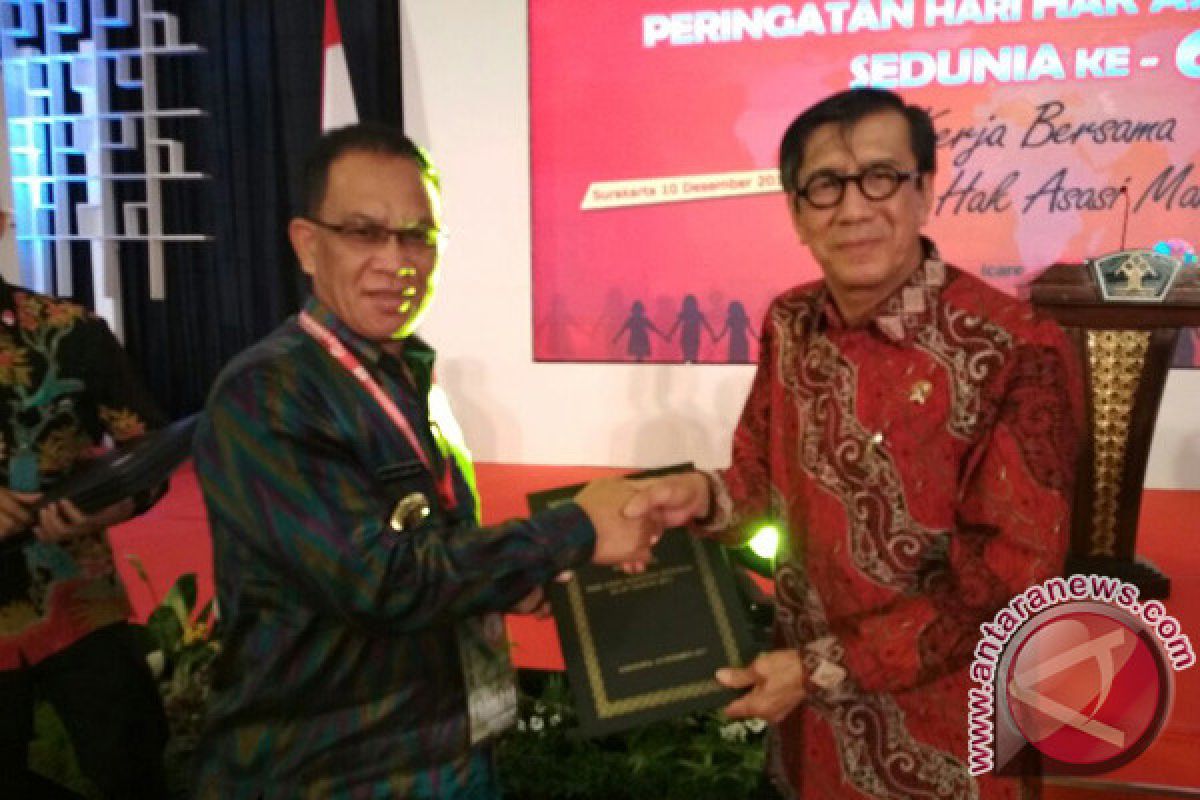 Lingga Terima Penghargaan Kabupaten Peduli HAM