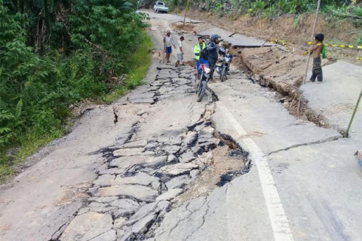 Parah! Jalan Longsor Muara Teweh-Benangin Belum Ditangani