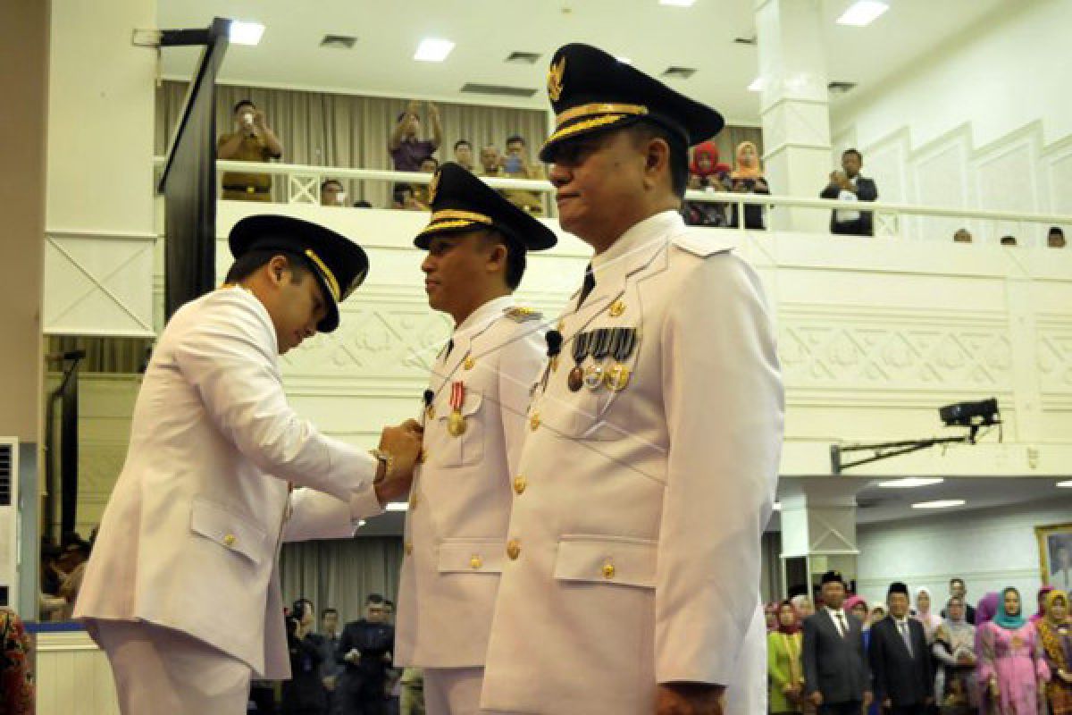 Gubernur Lampung Lantik Parosil-Mad Hasnurin 