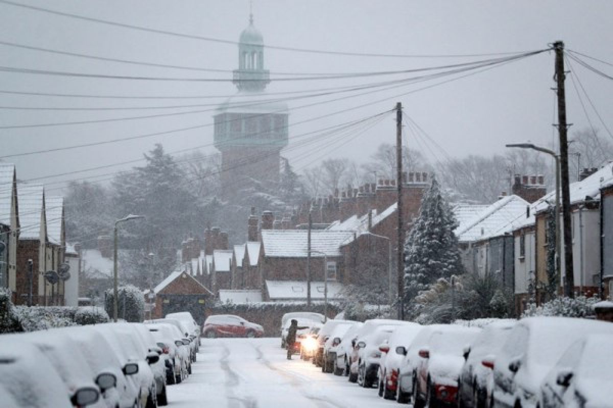 Salju sebabkan penutupan sekolah, penundaan penerbangan di Inggris