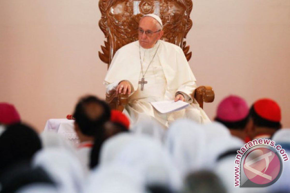 Paus tidak akan ubah aturan tentang pastor Katolik