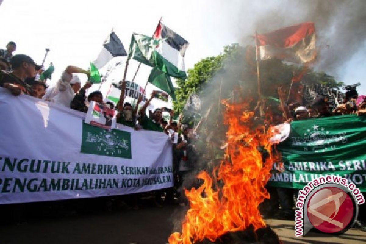 Pendemo Bakar Bendera AS-Israel di Depan Kedubes Amerika Serikat