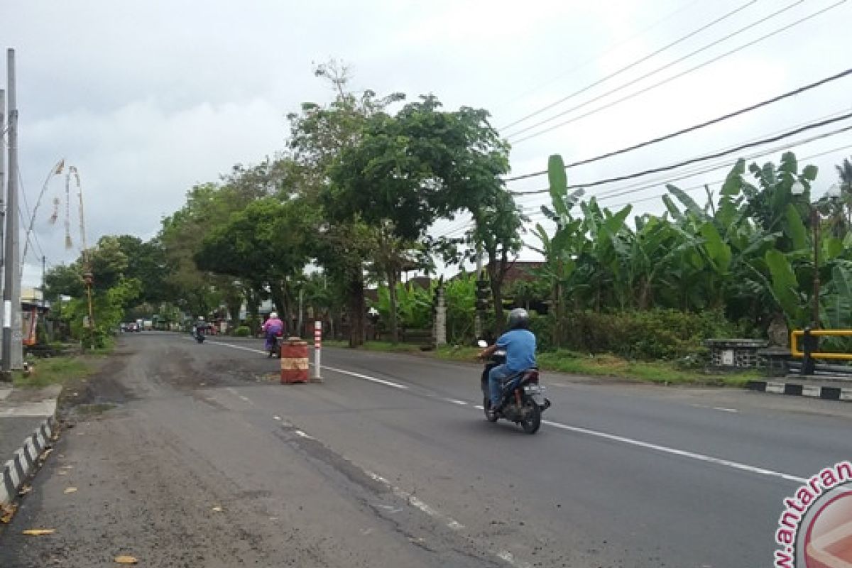 Warga Jembrana Pasang Drum pada Jalan Nasional Rusak