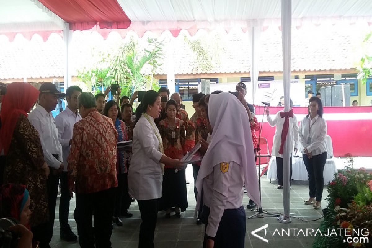 Menko Puan Serahkan KIP kepada Pelajar di Klaten