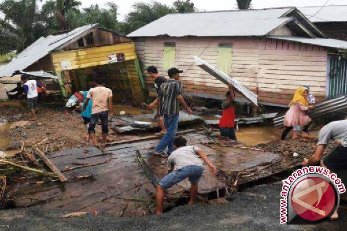 Rumah Mereka Rusak Berat, Puluhan Warga Ranah Batahan Masih Mengungsi Pascabanjir Bandang