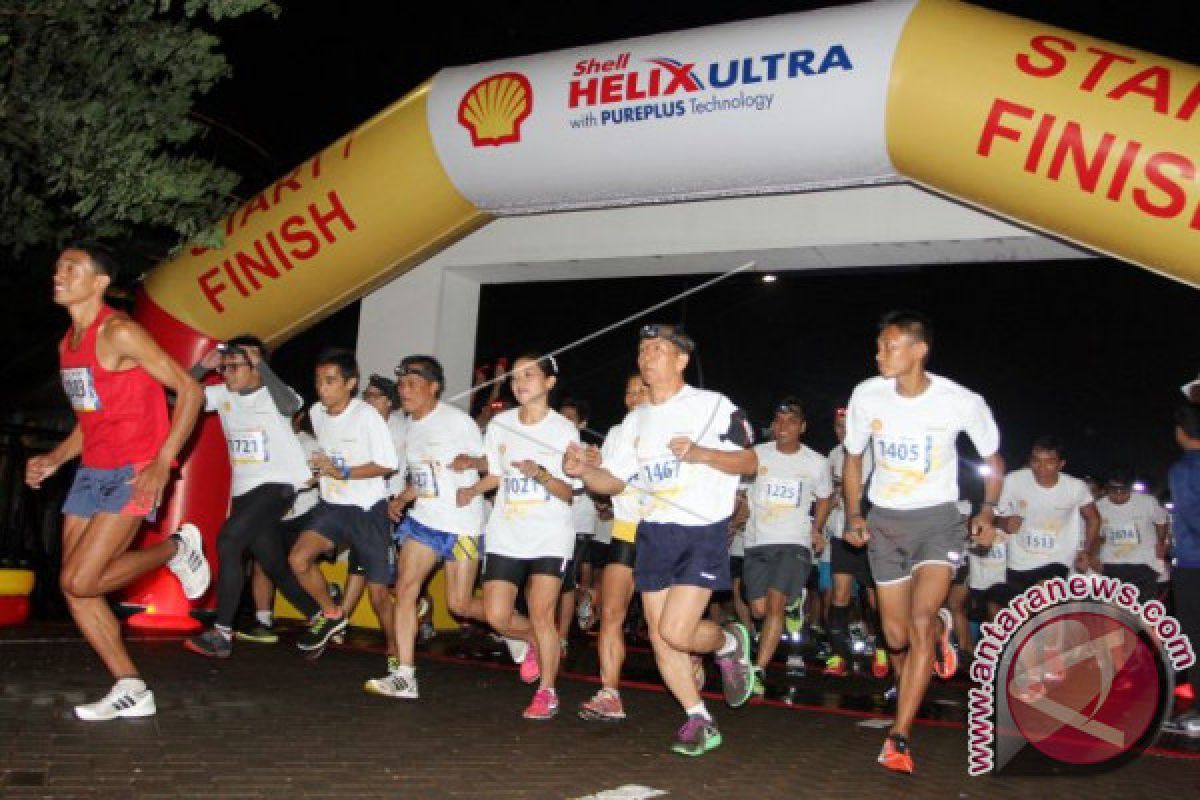 Unik, Lomba Lari Naiki dan Turuni Jenjang Malam Hari 