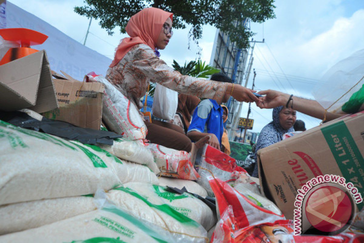 Warga Terbantu Operasi Pasar Beras Bulog Sumsel