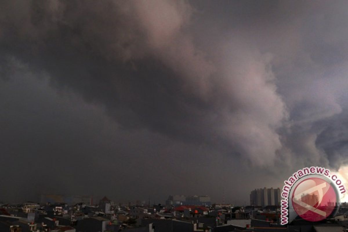 Meski memasuki kemarau, Jakarta masuk daerah berpotensi hujan lebat-petir