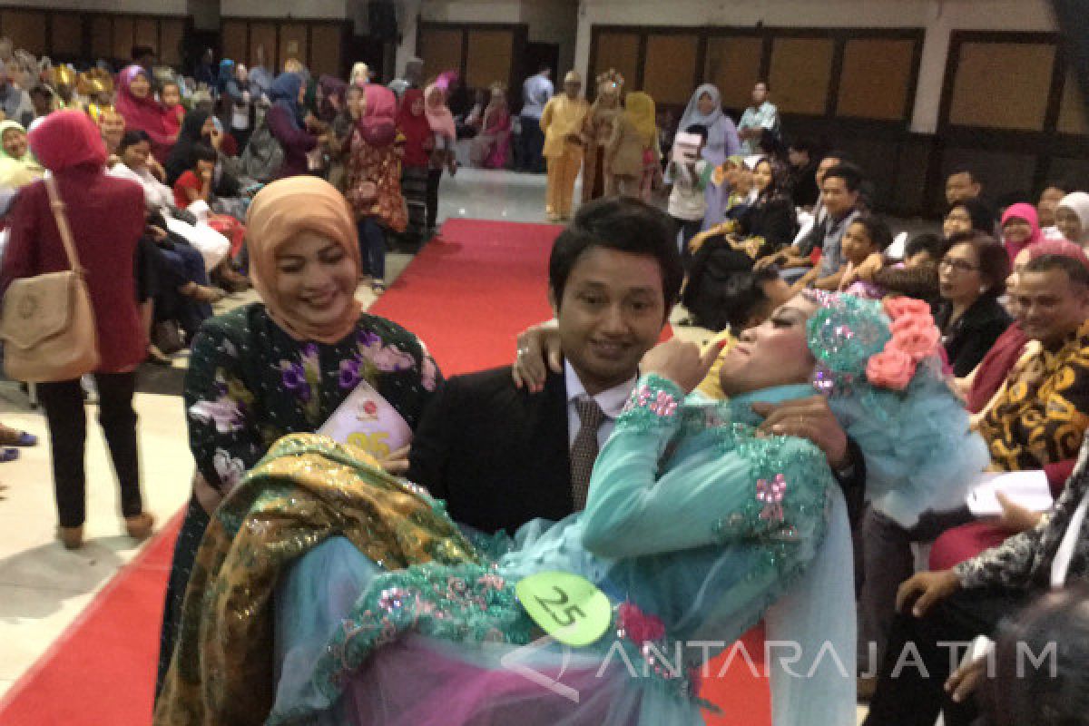 79 Pasangan Pengantin di Surabaya Ikuti Nikah Massal