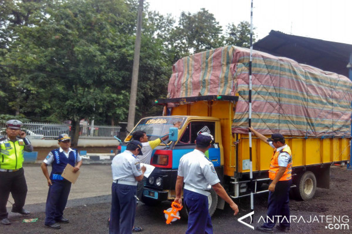 Sepanjang Januari, 1.362 truk ditilang di Batang