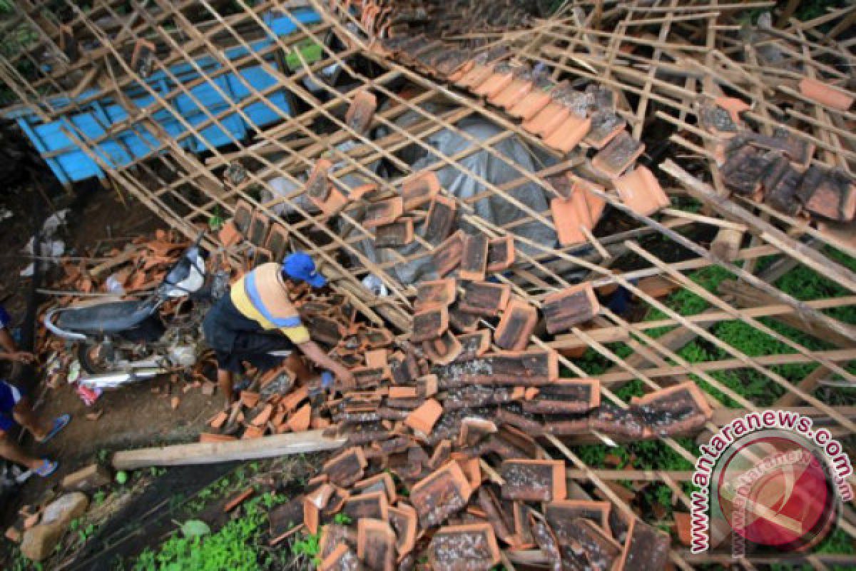 Puluhan Rumah Probolinggo Rusak Diterjang Puting Beliung