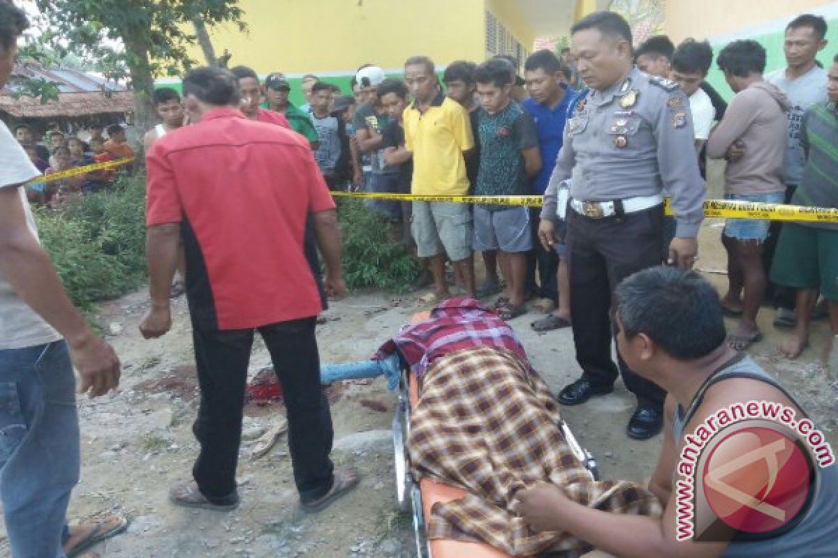 Anak temukan ayahnya tewas di depan rumah