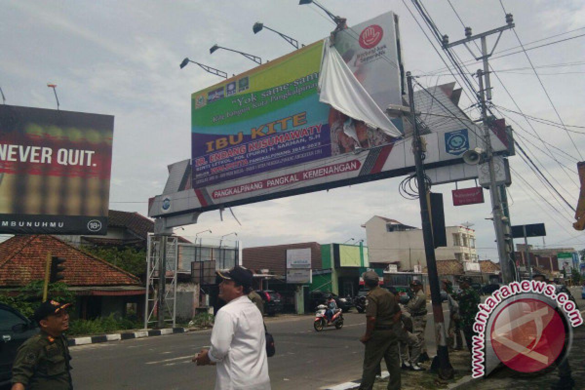 Pemkot Pangkalpinang Tertibkan Baliho Menjelang Pilkada