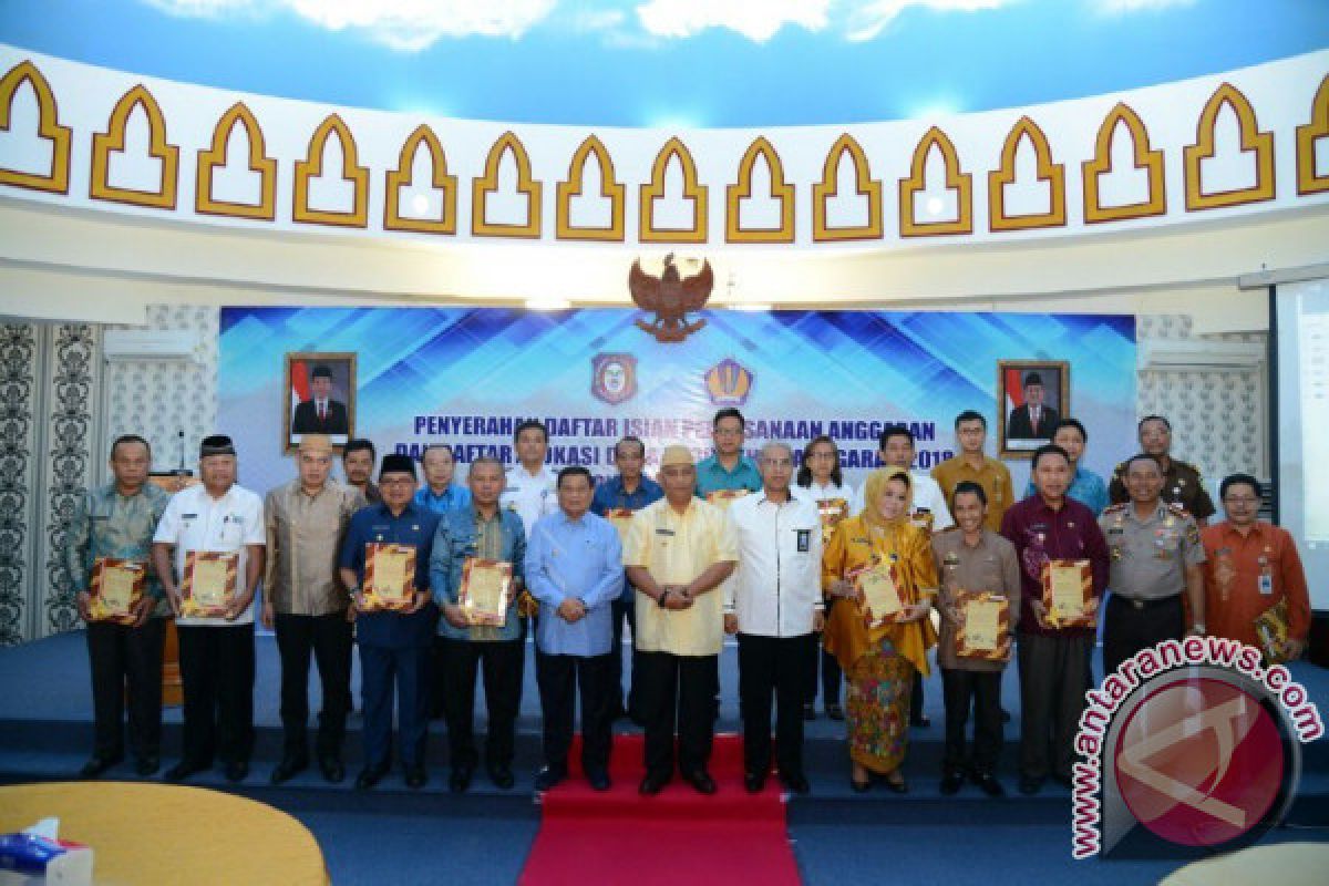 Gubernur Gorontalo Serahkan Dipa 2018 Kabupaten/kota