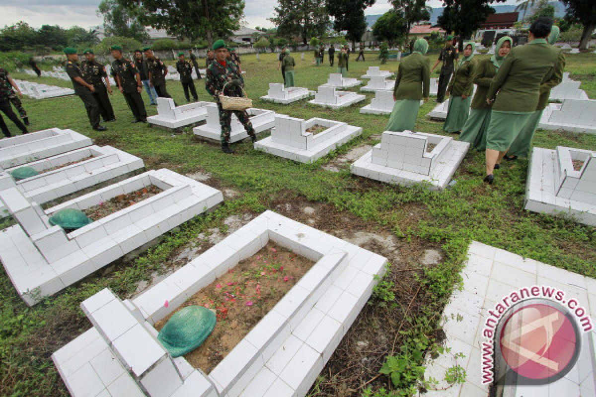 TNI Ziarah-tabur Bunga Jelang Hari Juang Kartika 