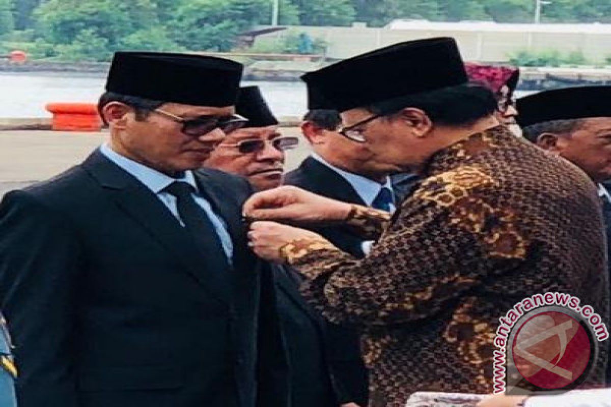 Gubernur Irwan Prayitno Terima Tanda Kehormatan Satya Lencana Wira Karya 