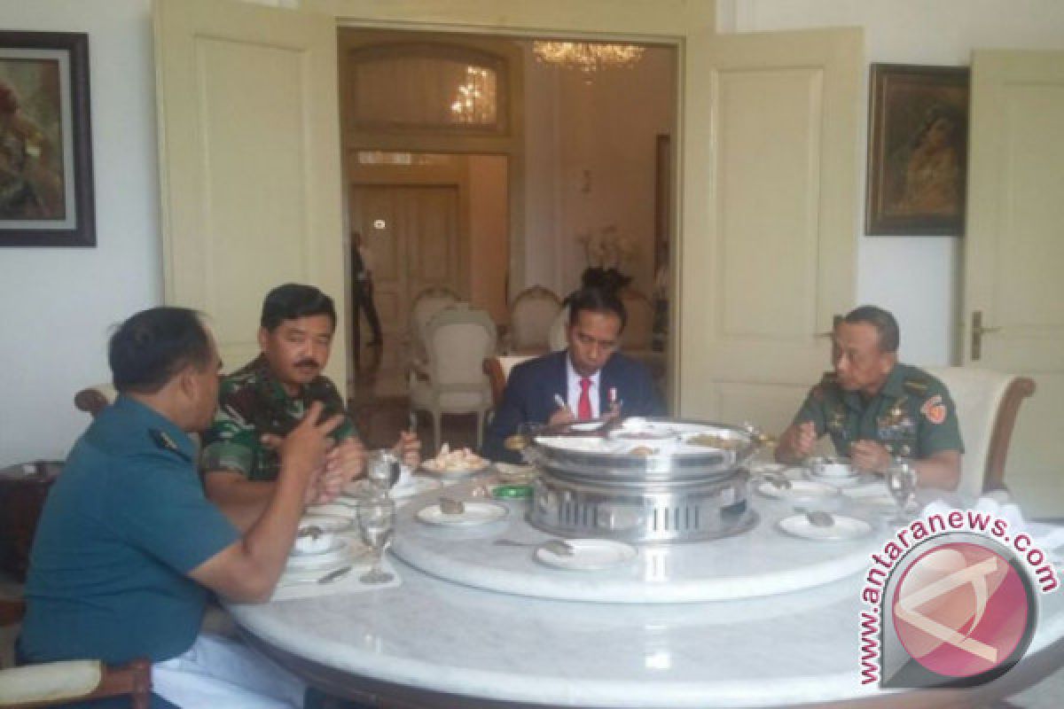 Presiden makan siang bersama Panglima dan Kepala Staf TNI